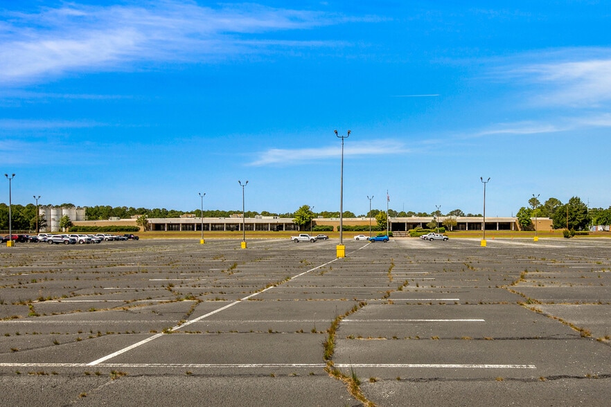 More Photos Of 3036 Gillespie St, Fayetteville Manufacturing For Lease