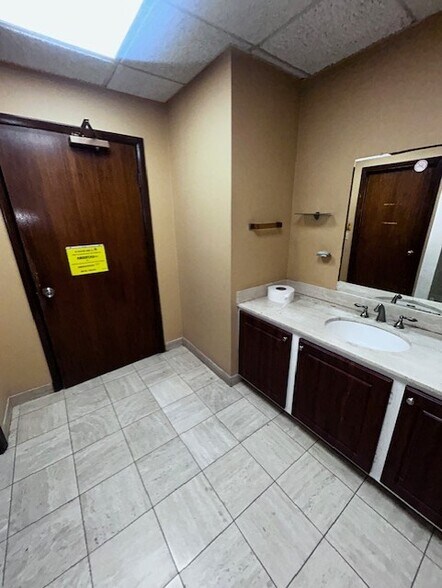 More Photos Of 900 W 49th St, Hialeah Medical For Lease