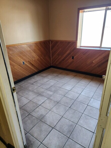 More Photos Of 712 Industrial Ln, Oneida Distribution For Sale