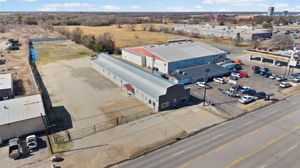 More Photos Of 2301 N Main St, Paris Freestanding For Sale