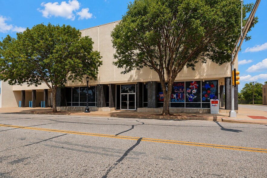 More Photos Of 317 E 3rd St, Burkburnett Bank For Sale