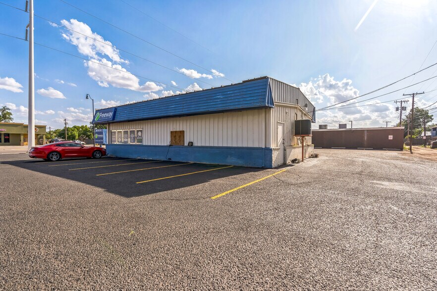 More Photos Of 2406 34th St, Lubbock Office For Sale