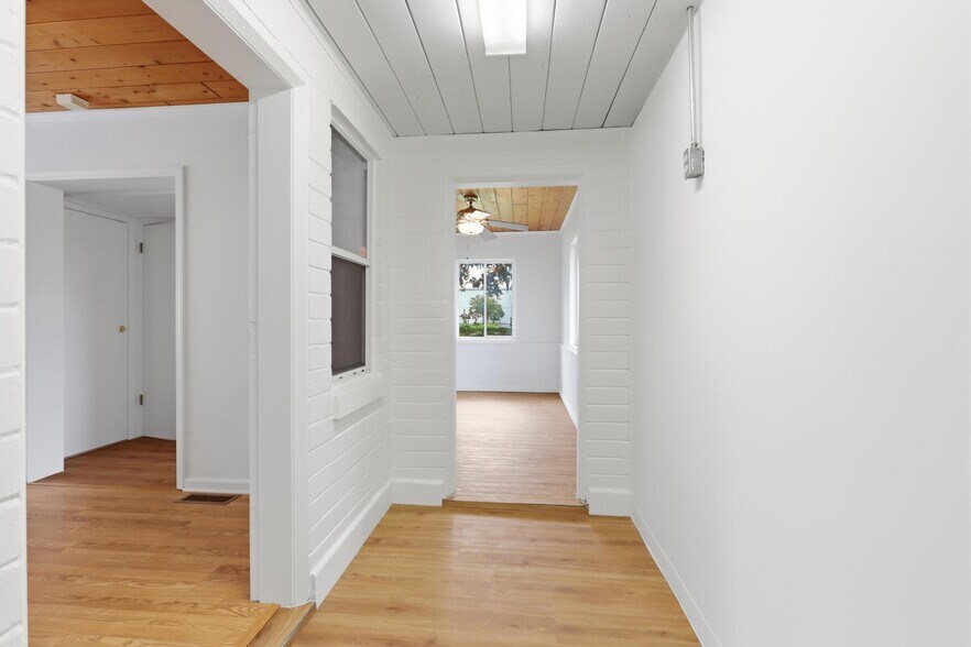 More Photos Of 901 W New York Ave, Deland Office For Lease