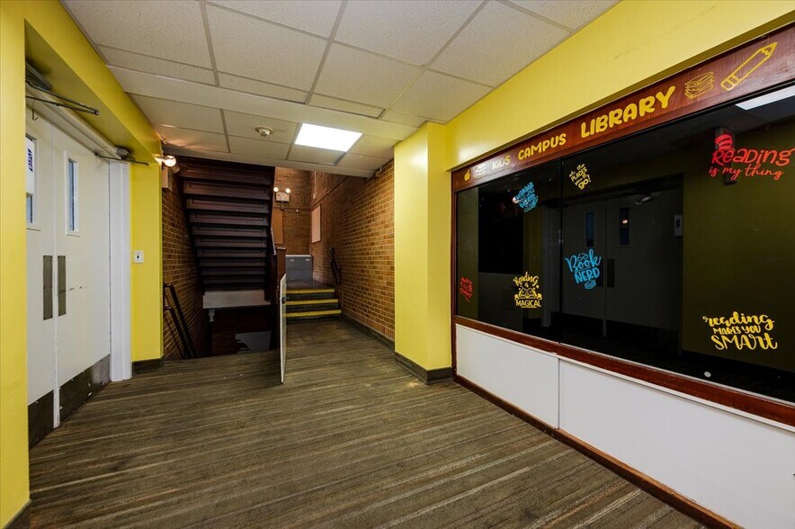 More Photos Of 90 Henry St, Inwood Office For Lease