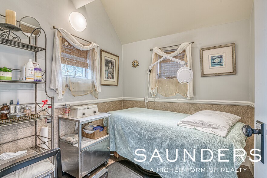 More Photos Of 19 Corwith Ave, Bridgehampton Storefront For Sale