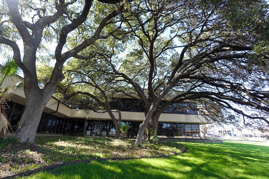 More Photos Of 6224 W Interstate 10, San Antonio Office For Sale