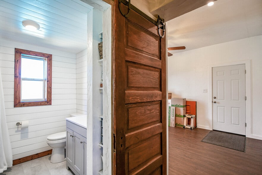 More Photos Of 512 N Travis St, Granbury Hospitality For Sale