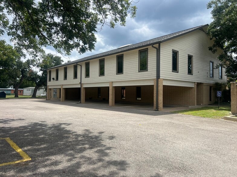 More Photos Of 1011 Meredith Dr, Austin Unknown For Lease