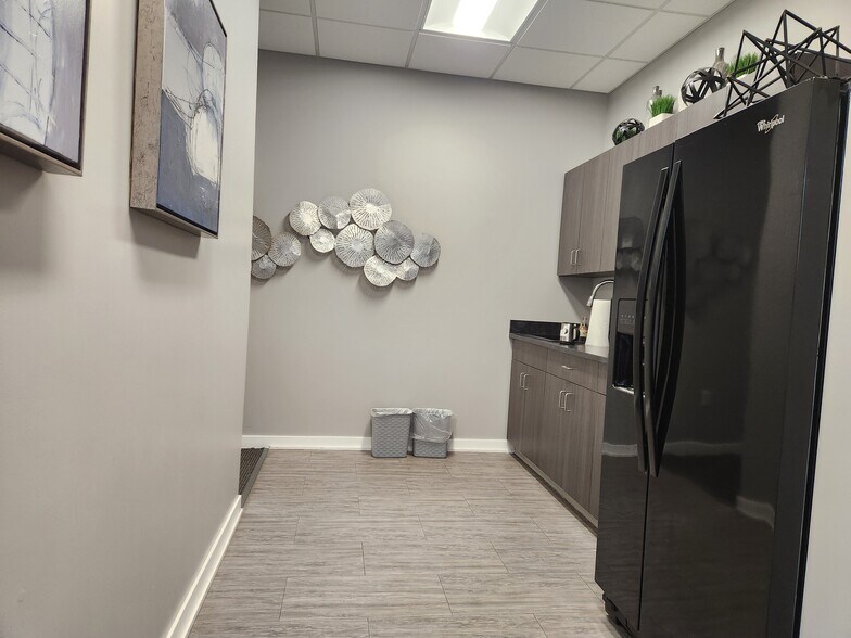 More Photos Of 8600 Executive Woods Dr, Lincoln Office Residential For Lease