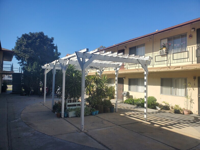 More Photos Of 15944 Vermont Ave, Paramount Apartments For Sale
