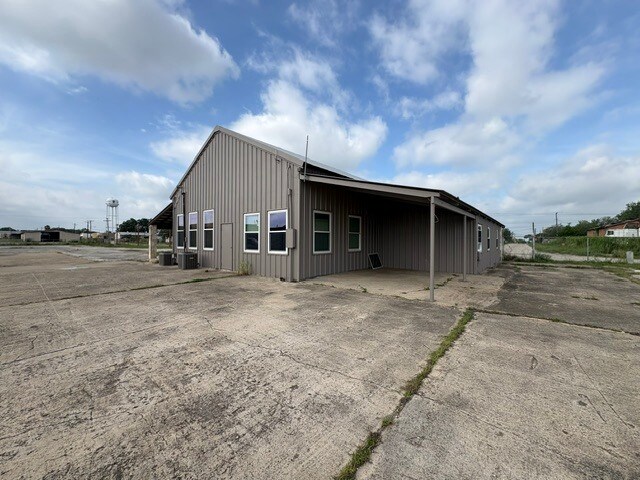More Photos Of 1500 Simmons Ave, Jourdanton Warehouse For Sale
