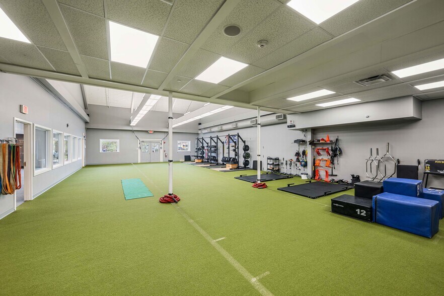 More Photos Of 122 Turnpike Rd, Westborough Storefront For Lease