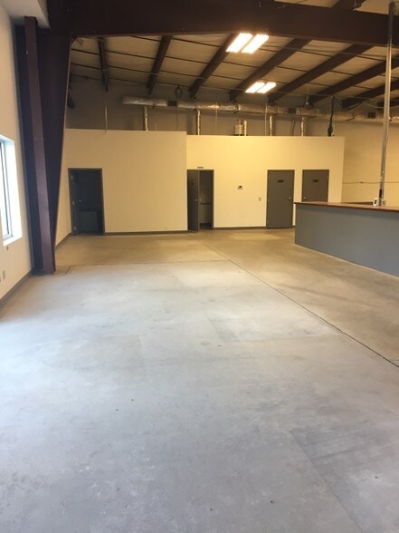 More Photos Of 14285-14301 Commerce Rd, Daleville Light Manufacturing For Lease