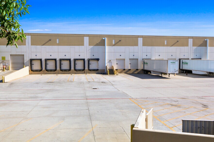 More Photos Of 458-486 E Lambert Rd, Fullerton Distribution For Lease