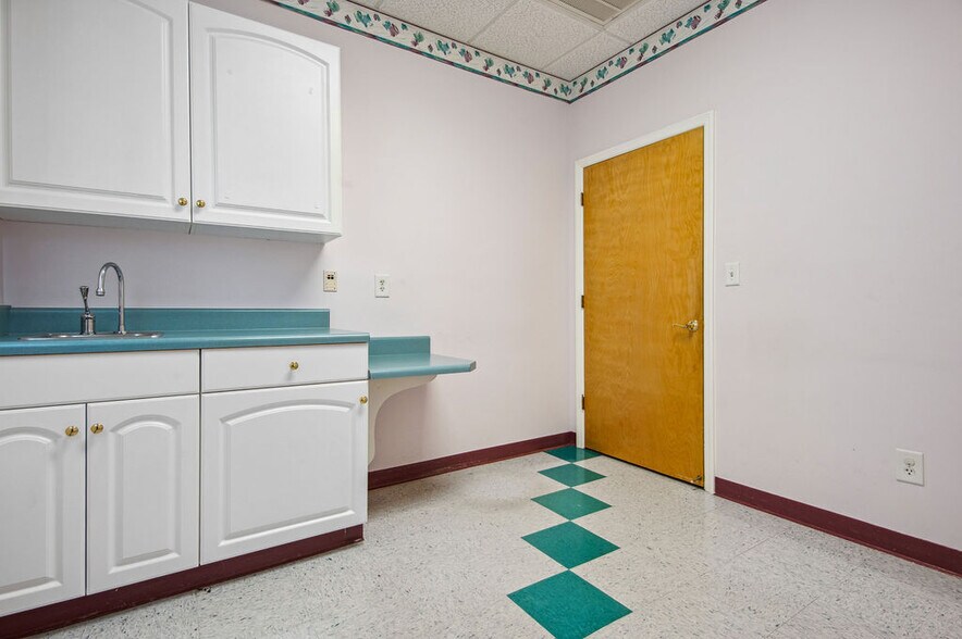 More Photos Of 43 Office Park Dr, Jacksonville Medical For Lease