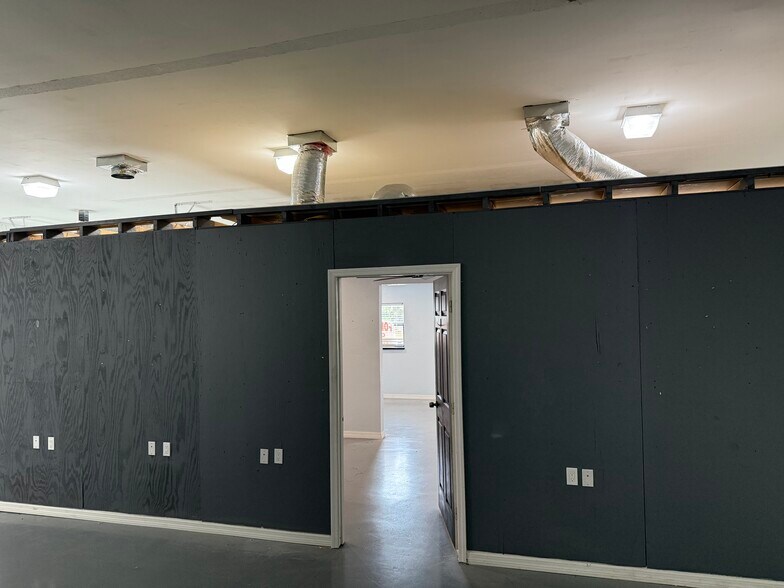 More Photos Of 8132 Cormel St, Port Richey Industrial For Lease