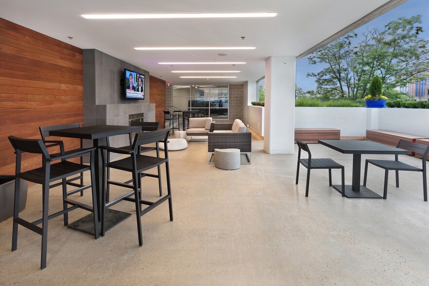 More Photos Of 1660 International Dr, McLean Office For Lease