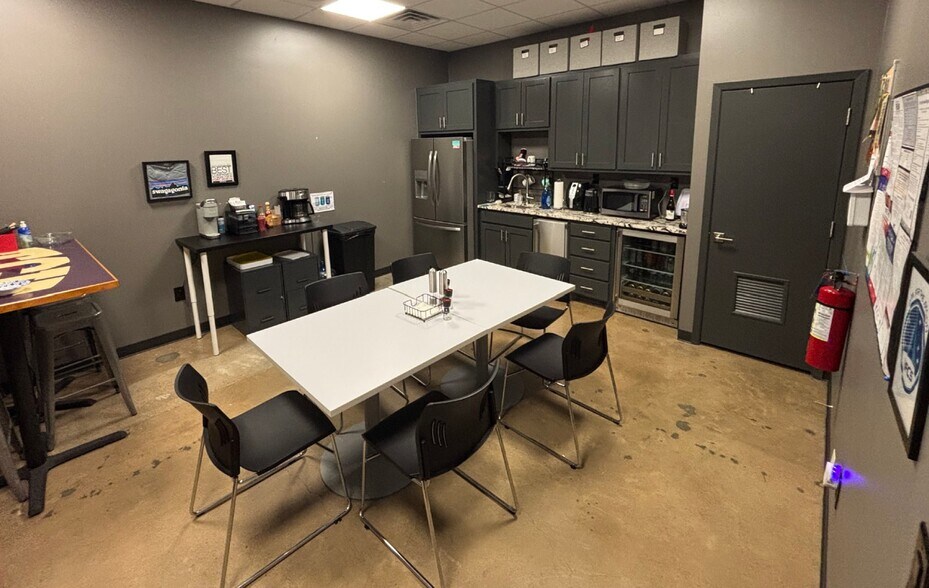 More Photos Of 2612 W Waggoman St, Fort Worth Office For Sale