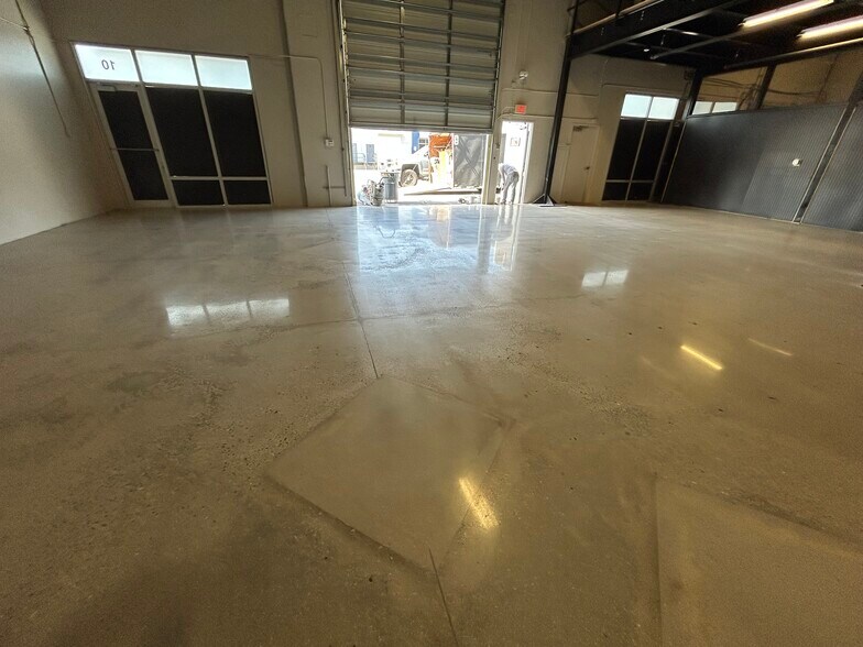 More Photos Of 14930 Corporate Rd S, Jupiter Warehouse For Sale