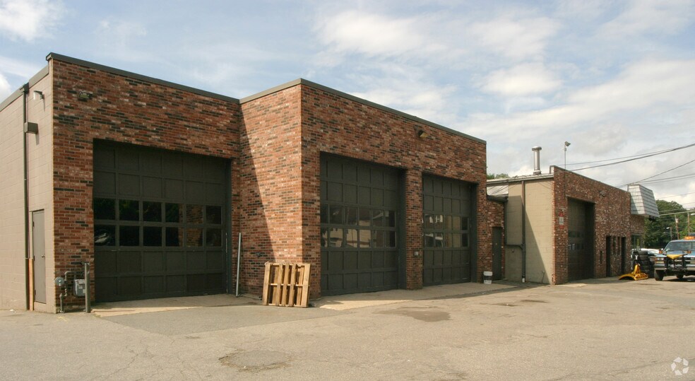 More Photos Of 580 South St, Waltham Unknown For Lease