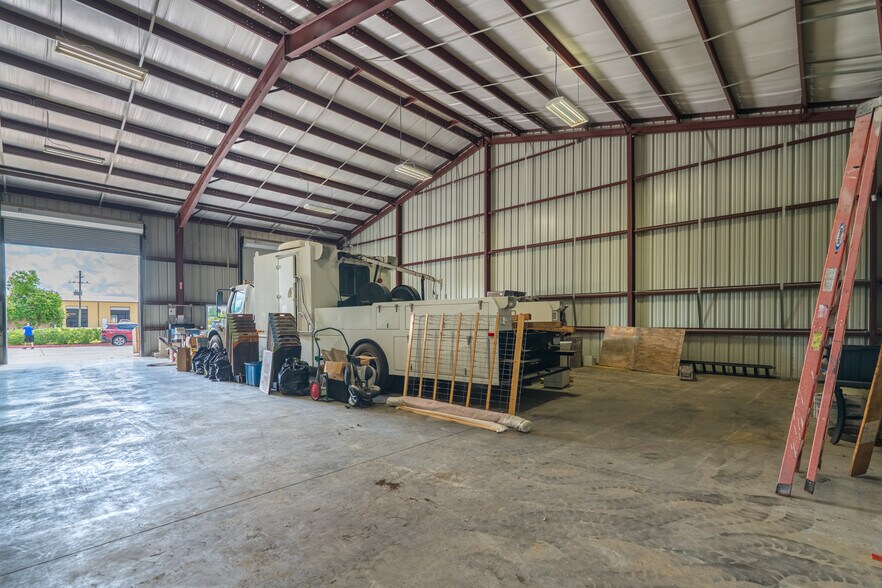 More Photos Of 8601 Fawn Trl, Conroe Warehouse For Sale