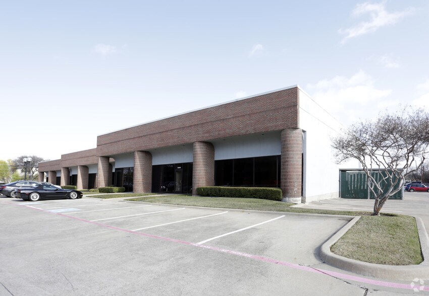 More Photos Of 10470-10490 Miller Rd, Dallas Flex For Lease