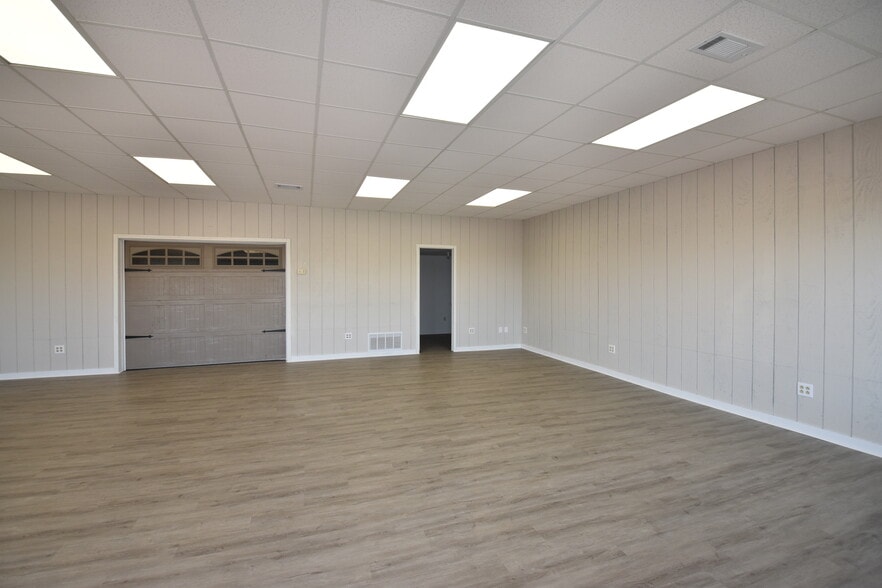 More Photos Of 1429 W US Highway 40, Greenfield Showroom For Lease