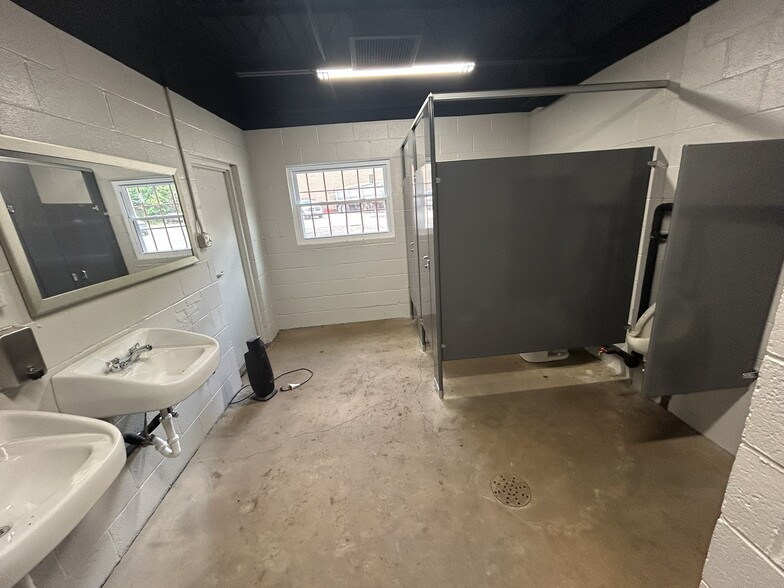More Photos Of 1920 Lincoln Rd, Pittsburgh Warehouse For Lease