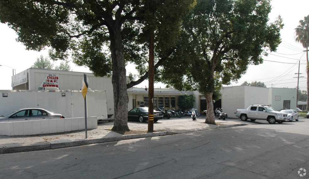 More Photos Of 2084 E Foothill Blvd, Pasadena Showroom For Lease