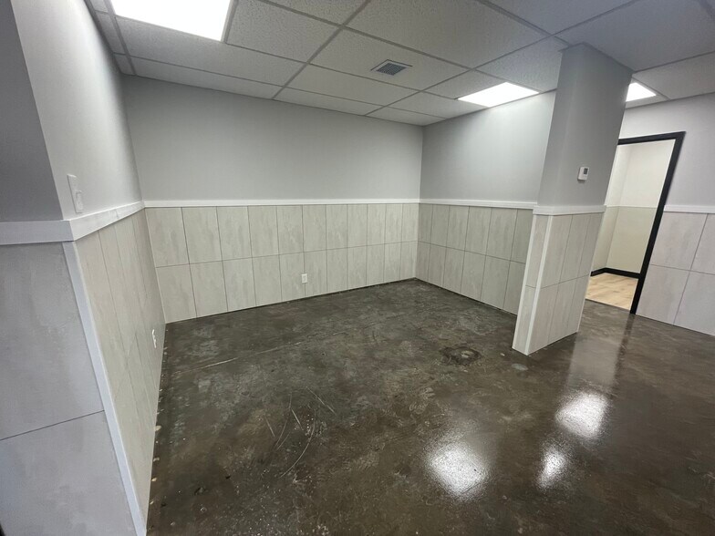 More Photos Of 9906 E 55th Pl, Tulsa Distribution For Sale