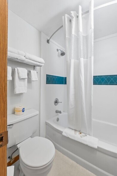 More Photos Of 310 S McCune St, Pilot Knob Hotel For Sale