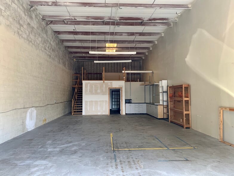 More Photos Of 1575 Cattlemen Rd, Sarasota Showroom For Lease