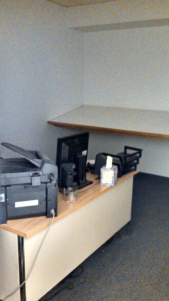 More Photos Of 1323 Shepard Dr, Sterling Showroom For Lease
