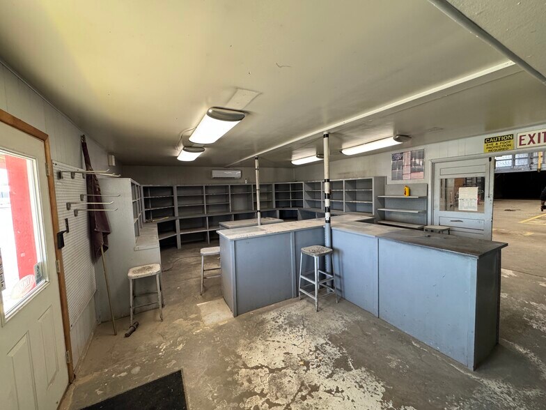 More Photos Of 223 Pine St, Kermit Warehouse For Lease