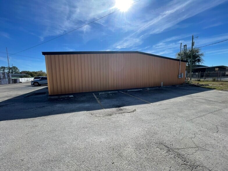 More Photos Of 700 S Milwee St, Longwood Warehouse For Lease