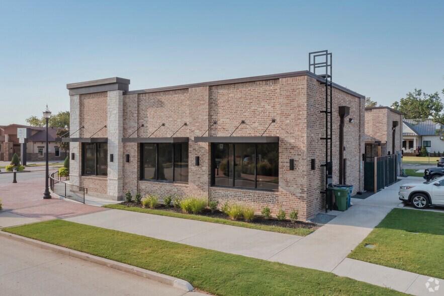 More Photos Of 313 N Oak St, Roanoke Office For Lease