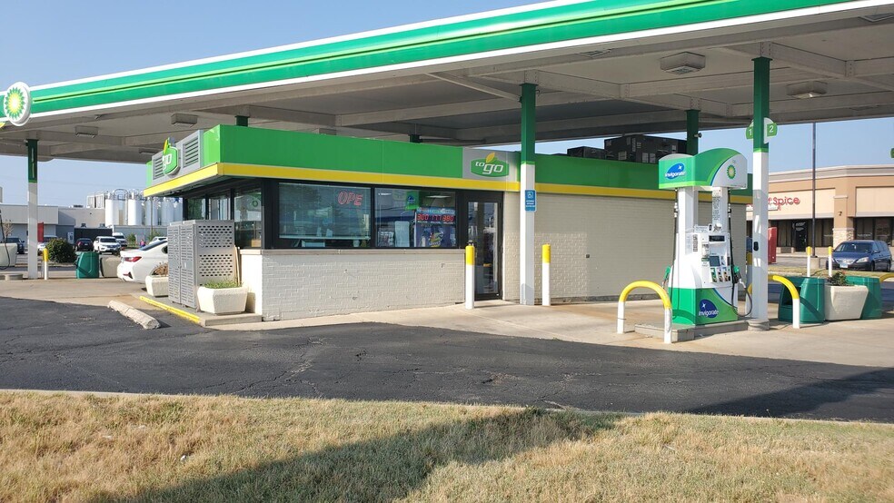 More Photos Of 1149 W Irving Park Rd, Itasca General Retail For Sale