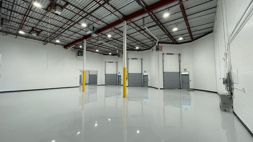 More Photos Of 115 Rue de Vaudreuil, Boucherville Flex For Lease