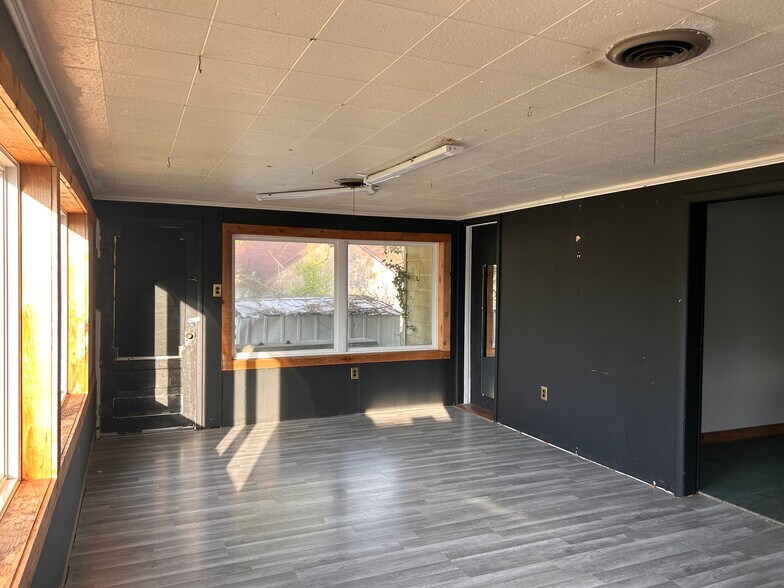 More Photos Of 310 E Washington St, Cuba Flex For Sale
