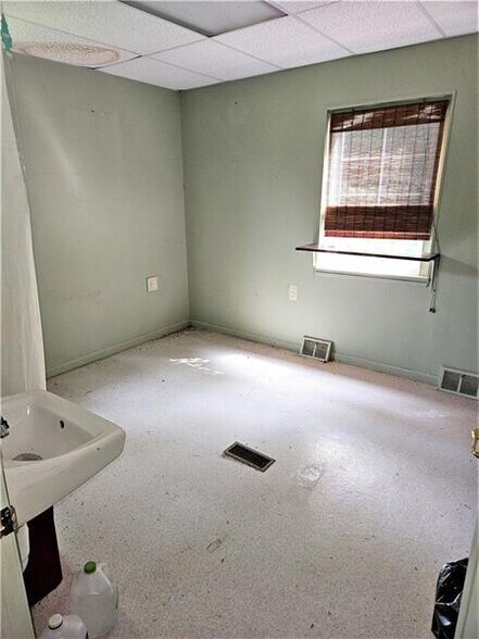 More Photos Of 6081 William Penn Hwy, Export Office For Sale