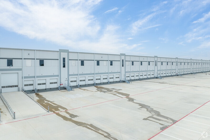 More Photos Of 542 SE Loop 410, San Antonio Warehouse For Sale