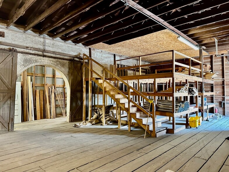 More Photos Of 200-232 W New Braunfels St, Seguin Warehouse For Lease