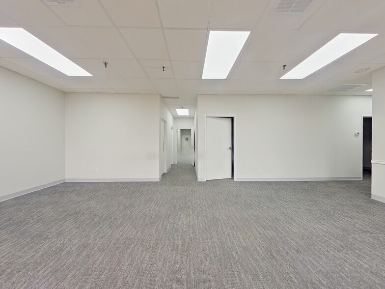 More Photos Of 12621-12623 International Pky, Dallas Warehouse For Lease