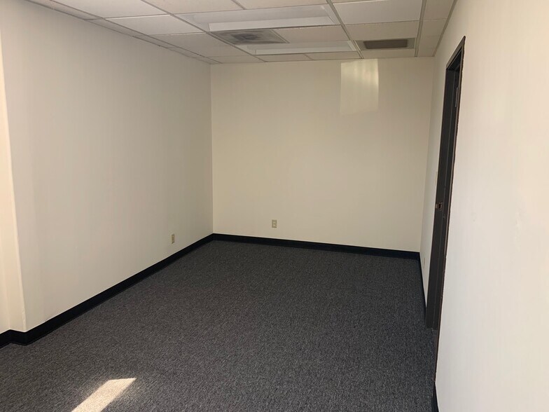 More Photos Of 7648-7654 San Fernando Rd, Sun Valley Warehouse For Lease