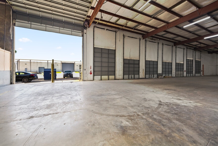 More Photos Of 6546 Petropark Dr, Houston Warehouse For Sale