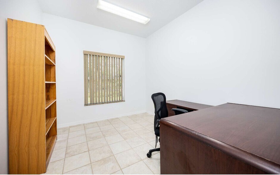 More Photos Of 1720 N Ohio Ave, Live Oak Office For Sale