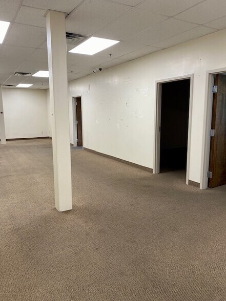 More Photos Of 190 Veterans Dr, Northvale Distribution For Sale