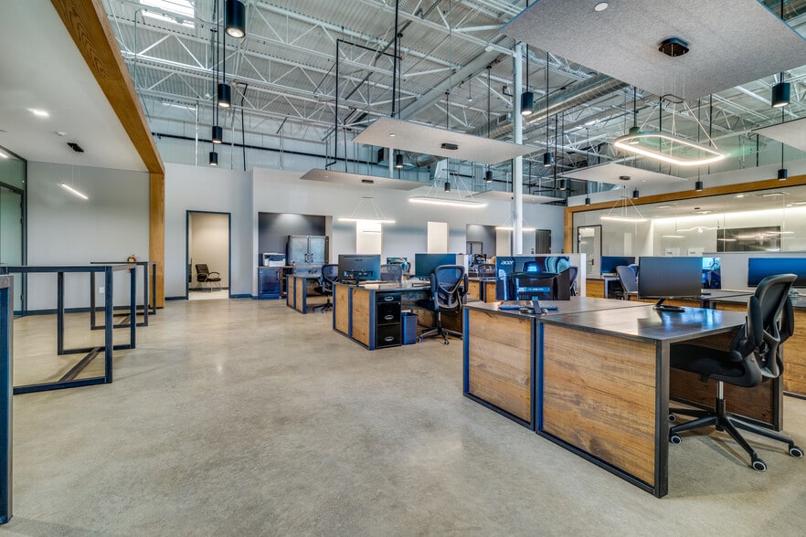 More Photos Of 1108 Quaker St, Dallas Showroom For Lease