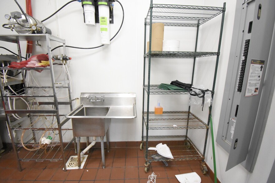 More Photos Of 253 N Bypass 35, Alvin Storefront For Lease