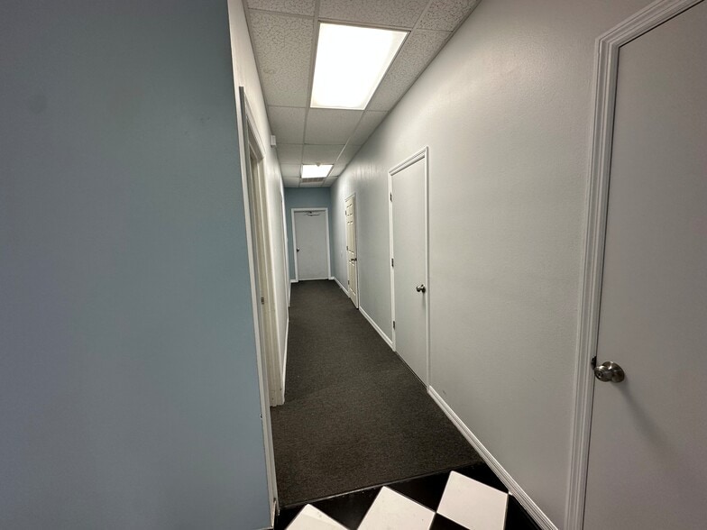 More Photos Of 1743 Independence Blvd, Sarasota Light Distribution For Lease